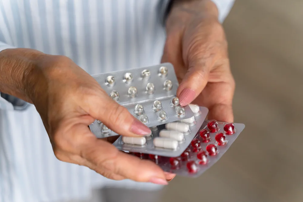 Anvisa suspende 3 lotes de medicamentos por presença de vidro e impurezas