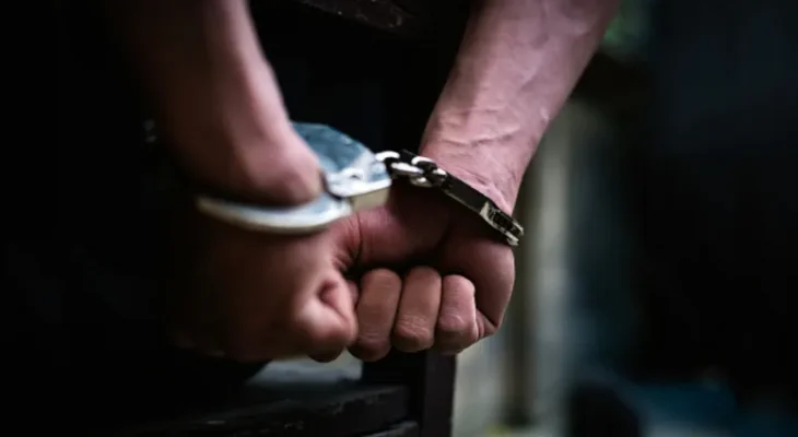 Homem é preso após invadir casa, render morador com faca em Manaus