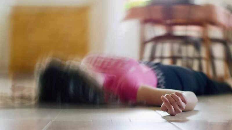 Adolescente invade casa e estupra mulher na frente do filho no AM