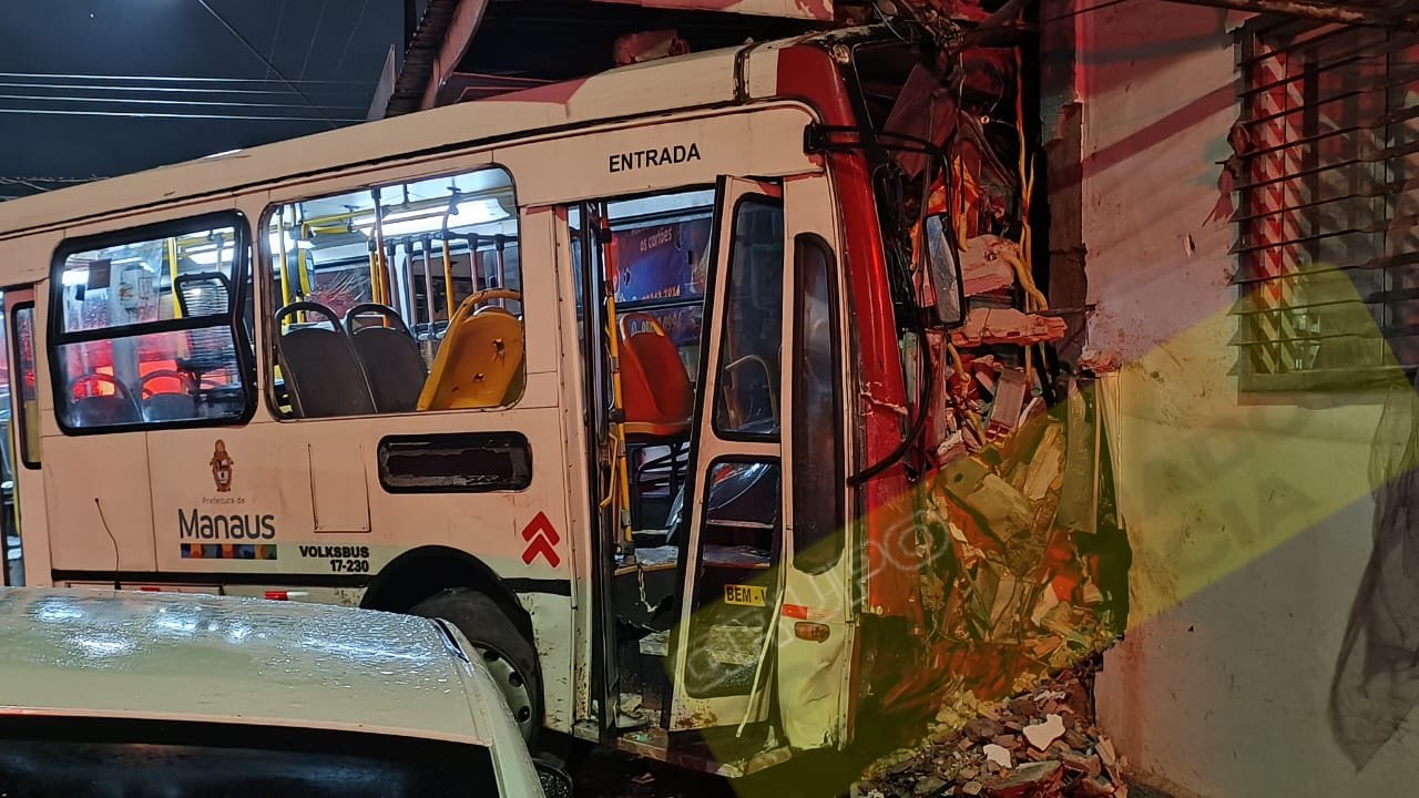 Ônibus atinge ponto comercial em Manaus após carro avançar sinal vermelho