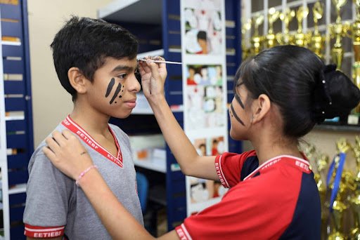 Exposição em escola estadual apresenta arte, literatura, esporte e história dos povos indígenas