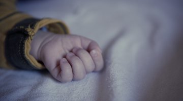 Bebê de 9 meses é esfaqueada após briga de casal