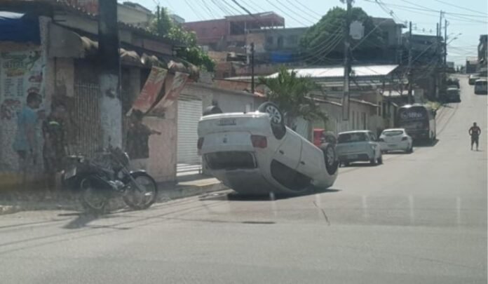 Carro capota ao ser atingido por outro veículo em Manaus