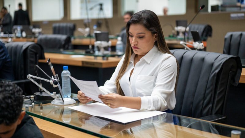 Deputada Joana Darc critica contrato milionário da Prefeitura de Manaus com crematório de animais e falta de assistência aos animais vivos