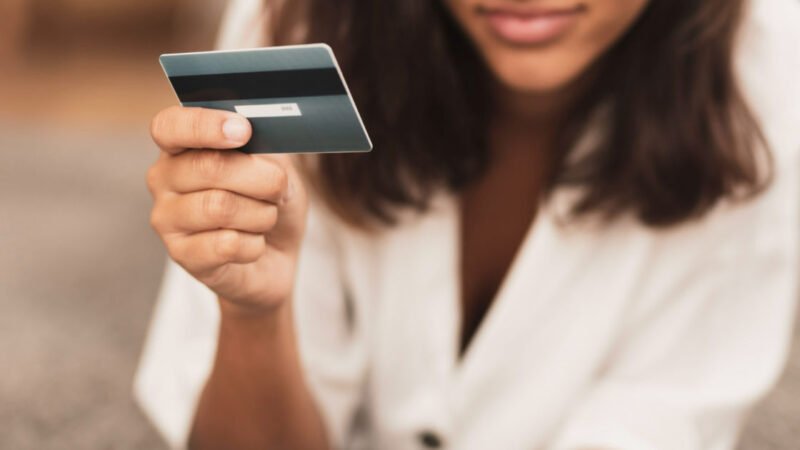 Manual alerta consumidores sobre o risco do endividamento