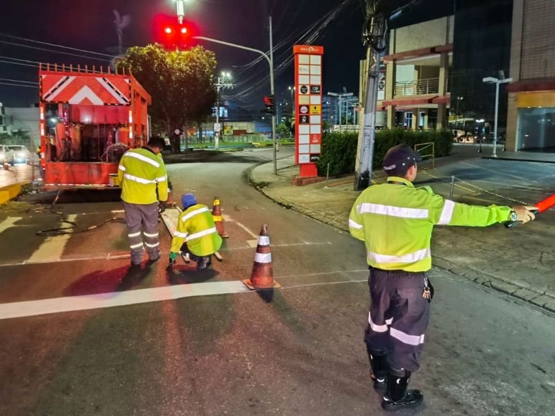 Prefeitura revitaliza sinalização viária na avenida Tancredo Neves
