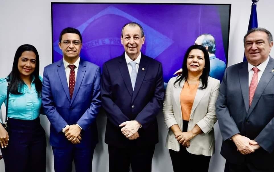 Omar Aziz recebe Adenilson Reis e professora Araci em Brasília