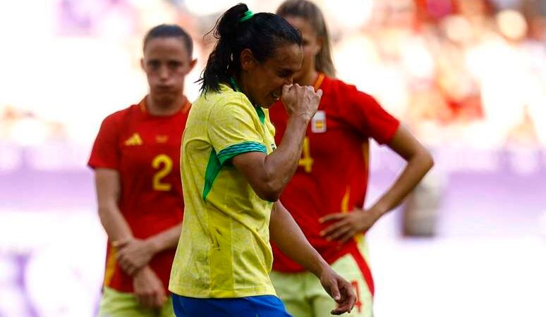 Marta é expulsa de jogo contra a Espanha e deixa campo chorando; VÍDEO
