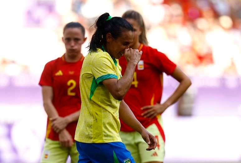 Marta é expulsa de jogo contra a Espanha e deixa campo chorando; VÍDEO