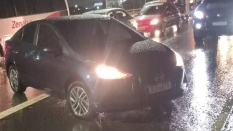 Acidente entre carro e moto deixa uma pessoa gravemente ferida em Manaus