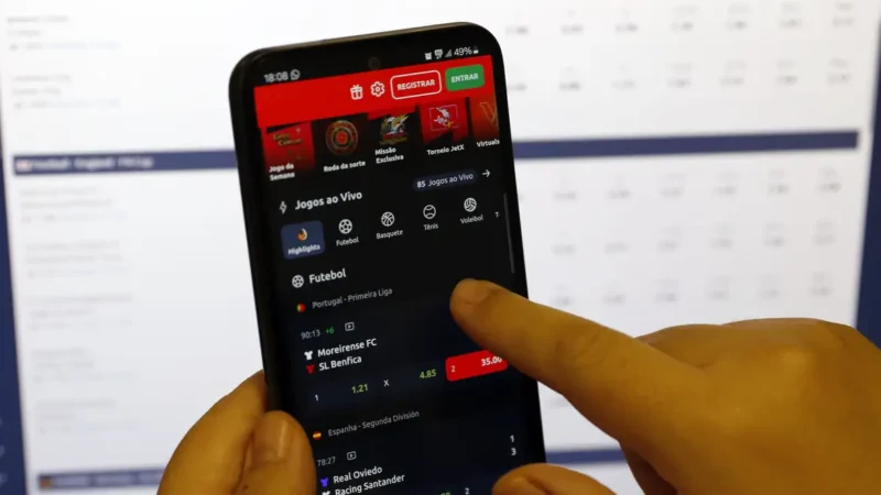 Beneficiários do Bolsa Família gastaram R$ 3 bi em bets em agosto