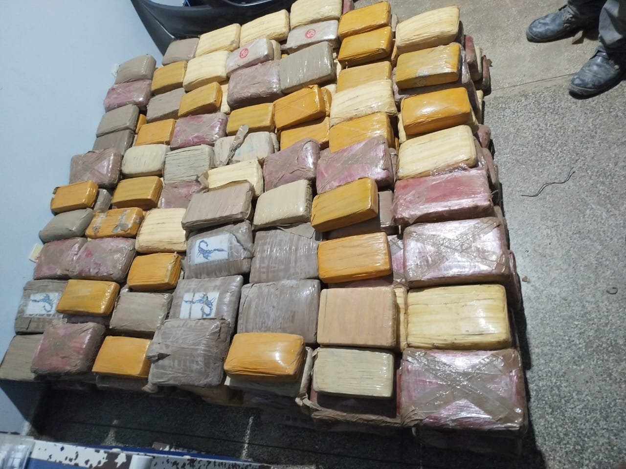 Polícia apreende 362 kg de drogas em embarcação após confronto com narcotraficantes no Rio Solimões