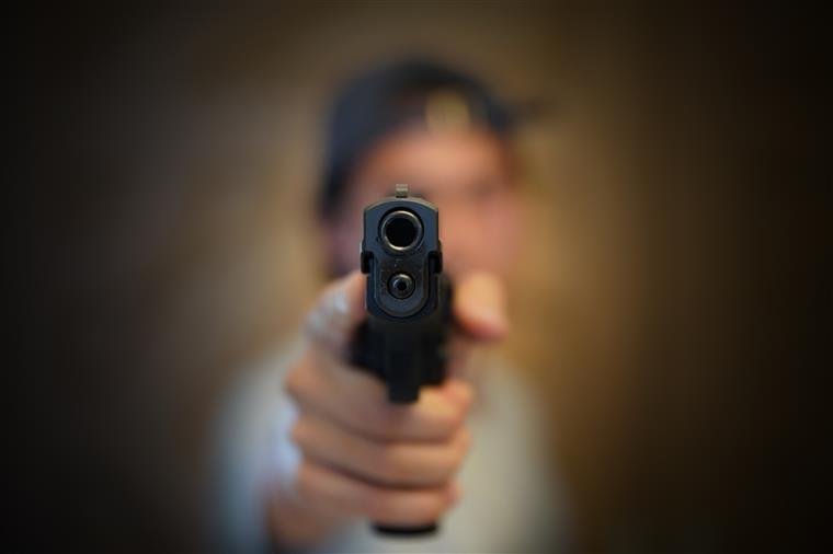 Adolescente mata jovem por ciúmes de conversas com a namorada no AM