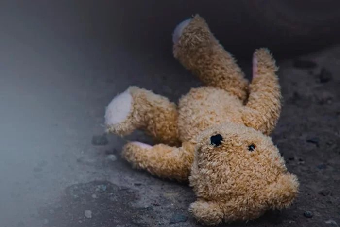 Mulher é presa após deixar filha com deficiência trancada em carro
