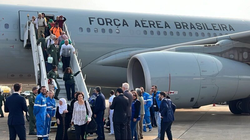 Segundo voo com brasileiros resgatados do Líbano pousa no Brasil