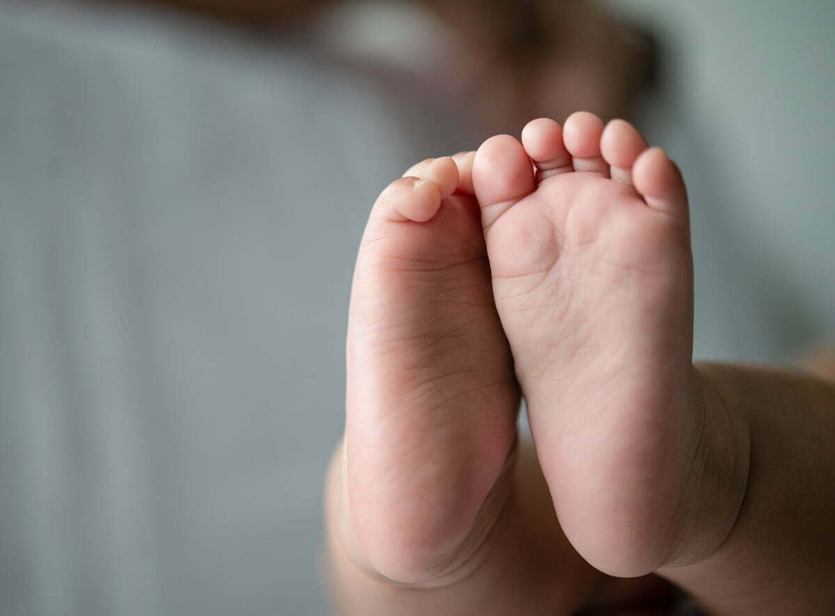 Mãe afirma que médica matou bebê ao furar seu pescoço com unhas de gel