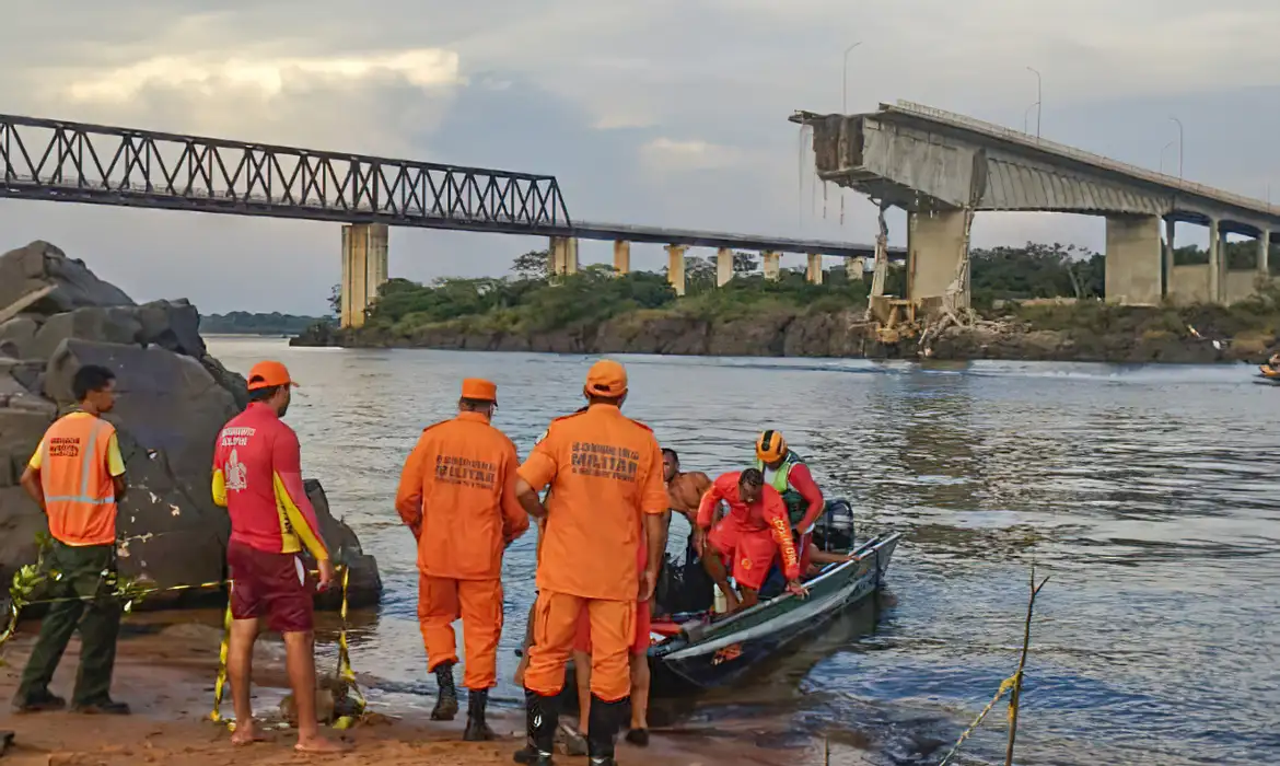 Número de mortos após queda de ponte no TO chega a 10; buscas por mergulho foram retomadas