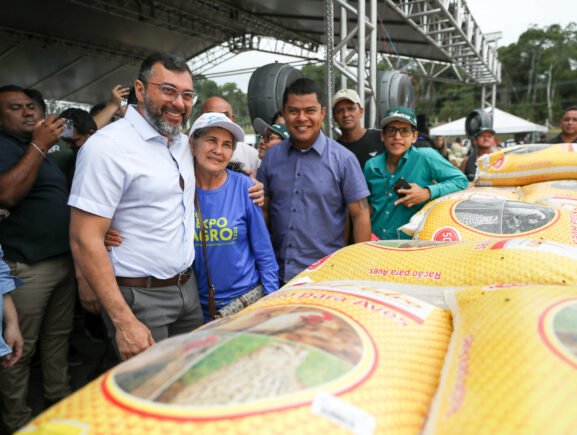 Governador Wilson Lima entrega 70 toneladas de alimentos para instituições sociais atendidas pelo PAA