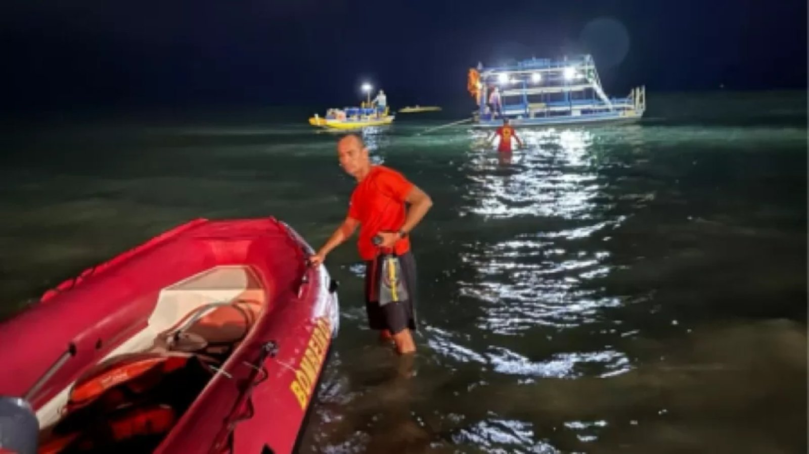 Jangada que voltava com 12 pessoas de passeio em piscinas naturais de Maceió naufraga