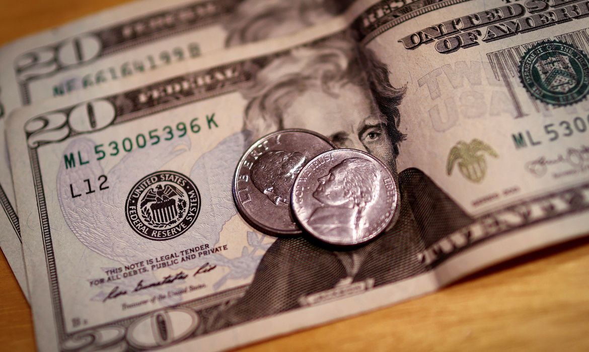 Após dois pregões de baixa, dólar tem ligeira alta com exterior