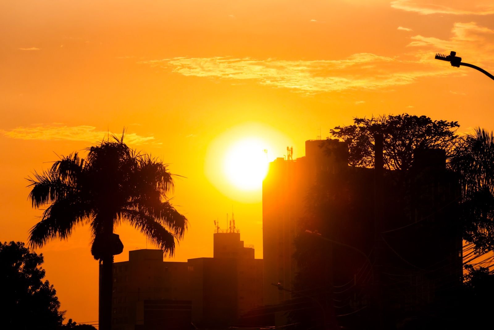 Em tempos de altas temperaturas, preço do protetor solar gera debate na internet