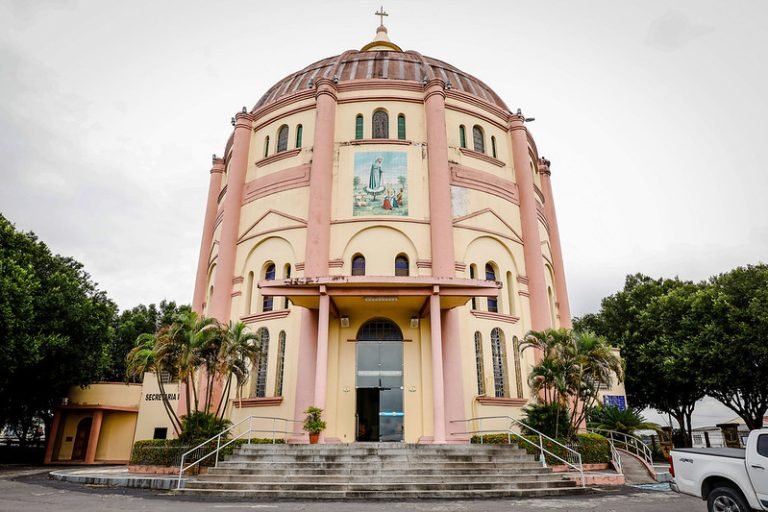 Homem é preso após agredir padre em igreja de Manaus