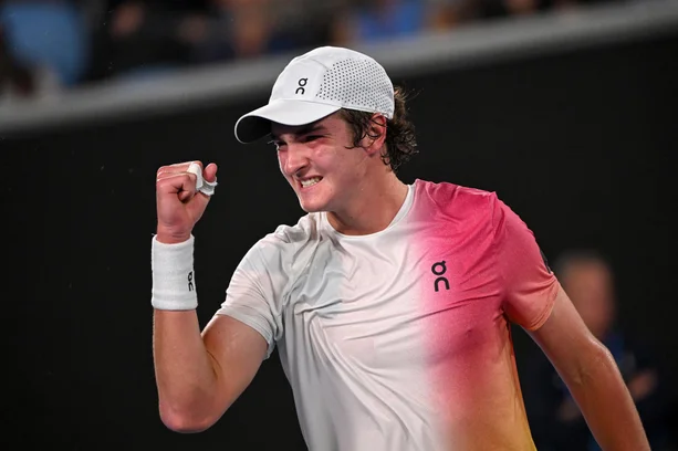 João Fonseca vence e avança à segunda rodada do Aberto da Austrália