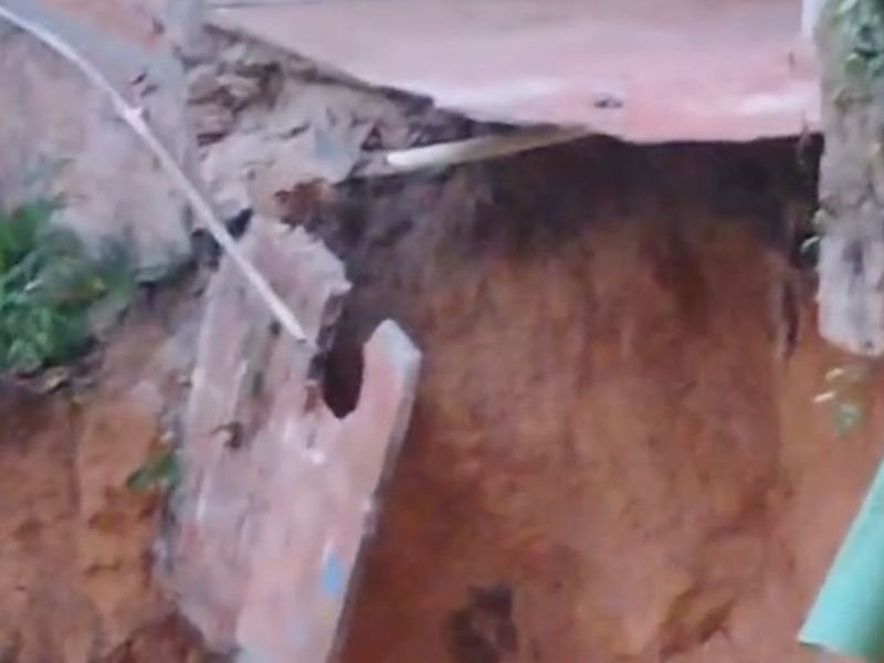 Temporal causa deslizamentos em Manaus