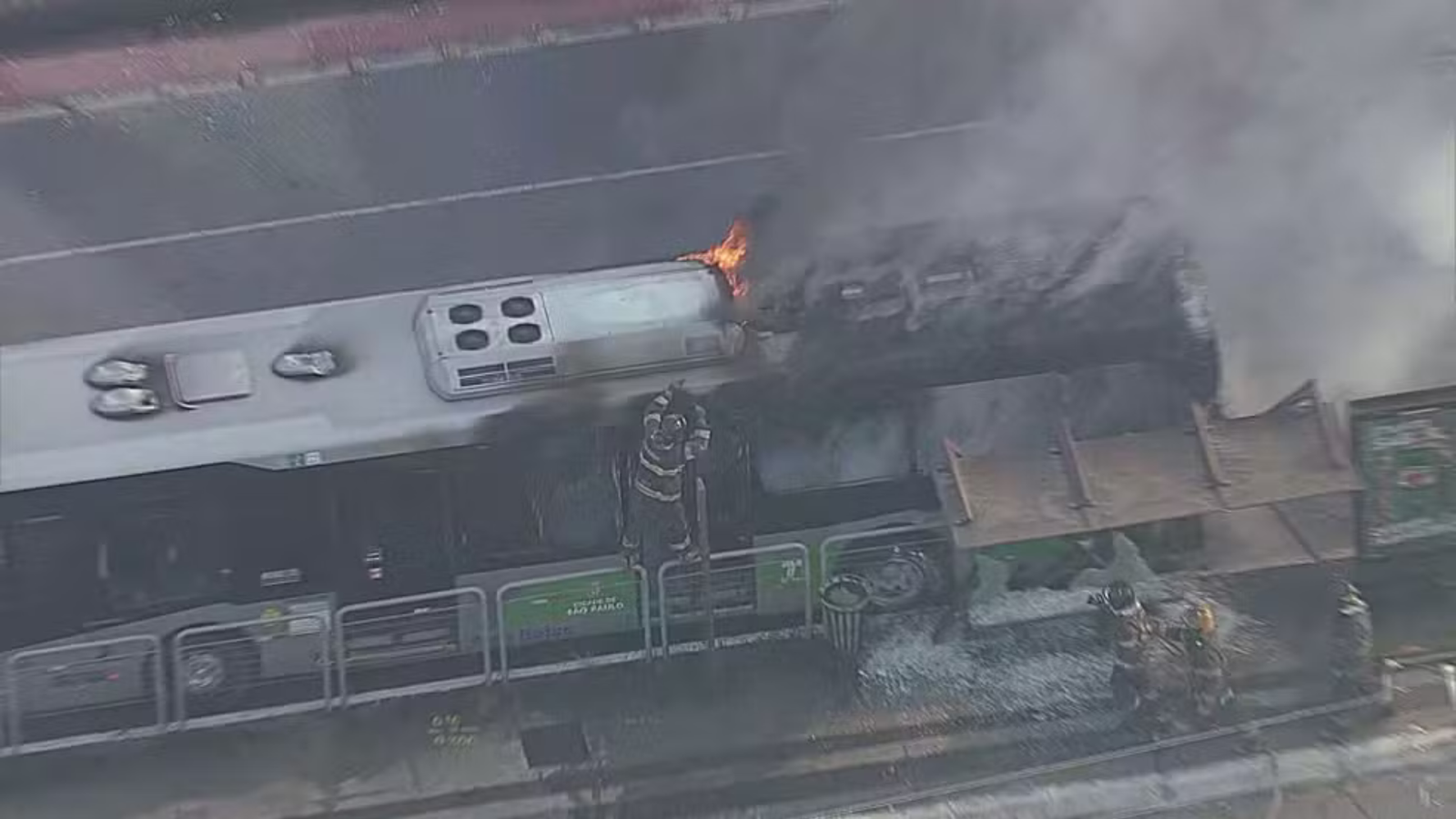 Avião de pequeno porte cai sobre carros em São Paulo e deixa dois mortos