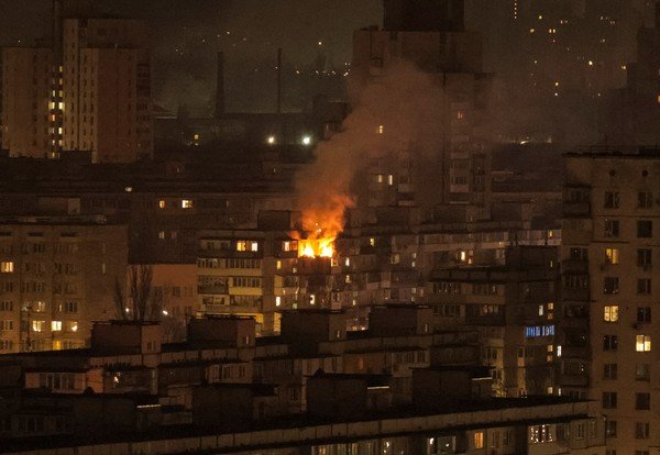 Ataque de drones russos causa mortes e destruição em Kiev; veja vídeo