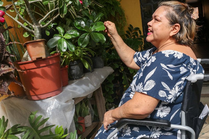 Doação de cadeira de rodas transforma vida de moradora do AM
