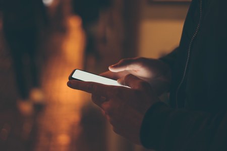 Golpistas estrangeiros usam aplicativos de namoro para enganar mulheres brasileiras