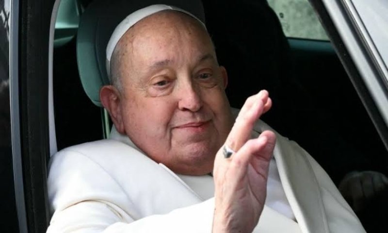 Papa Francisco receberá alta após ficar mais de um mês internado