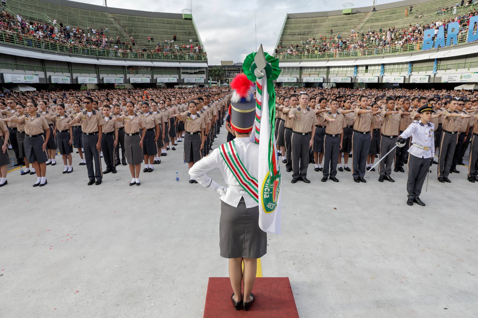 Mais de 2,5 mil alunos dos Colégios Militares da PM recebem boina escolar em Manaus