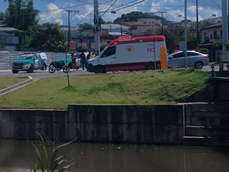 Motociclista morre e passageiro fica gravemente ferido após colisão com poste em Manaus