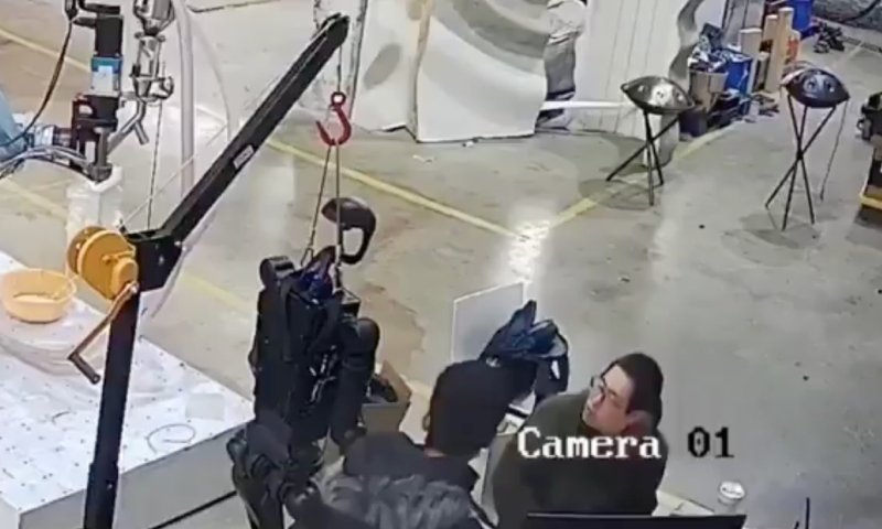 robô humanoide ataca operadores em fábrica; veja vídeo