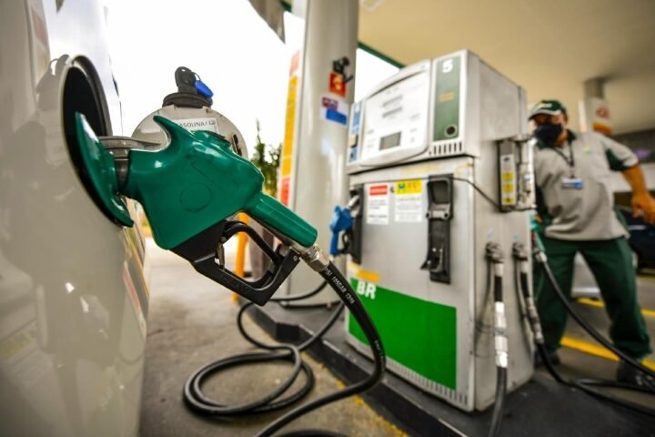 Queda no preço da gasolina anunciada pela Petrobras ainda não chegou ao consumidor, apontam pesquisas