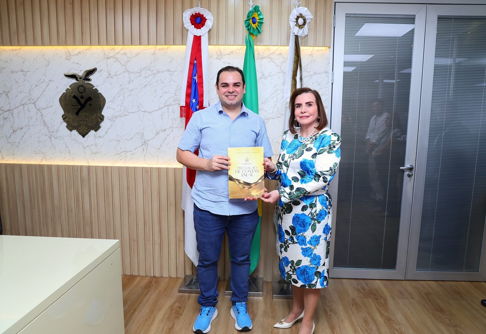 Presidente Roberto Cidade recebe da conselheira Yara Lins o relatório de prestação de contas do TCE-AM