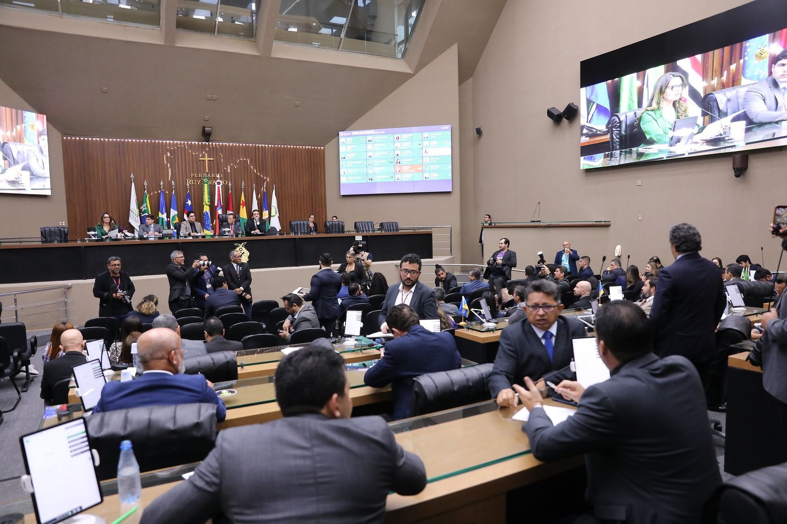 Eleição indireta: ALEAM define regras para escolha de governador-tampão