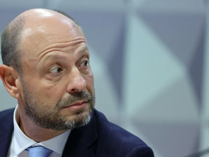 Lula demite presidente do INSS e nomeia servidora de carreira para o cargo