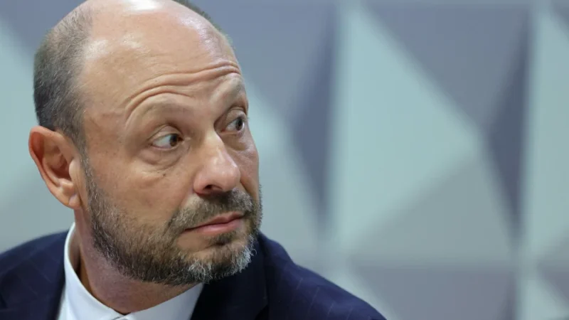 Lula demite presidente do INSS e nomeia servidora de carreira para o cargo