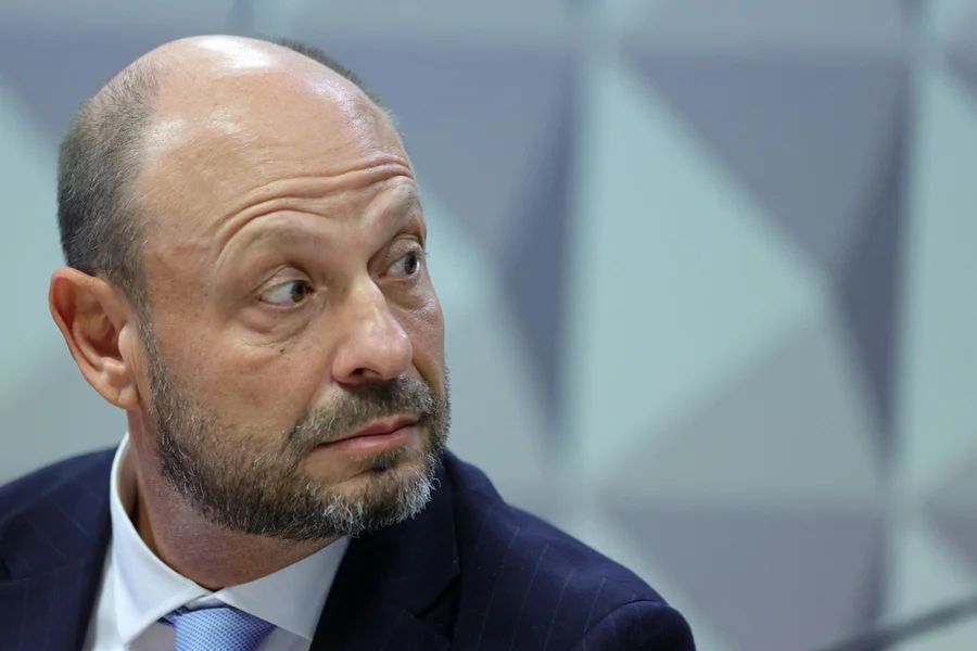 Lula demite presidente do INSS e nomeia servidora de carreira para o cargo