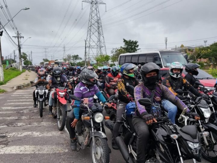 Motoristas de aplicativos protestam em Manaus contra regulamentação