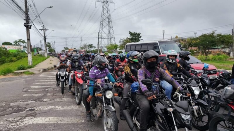 Motoristas de aplicativos protestam em Manaus contra regulamentação