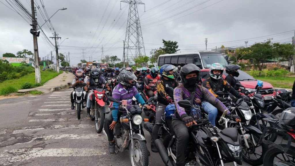 Motoristas de aplicativos protestam em Manaus contra regulamentação