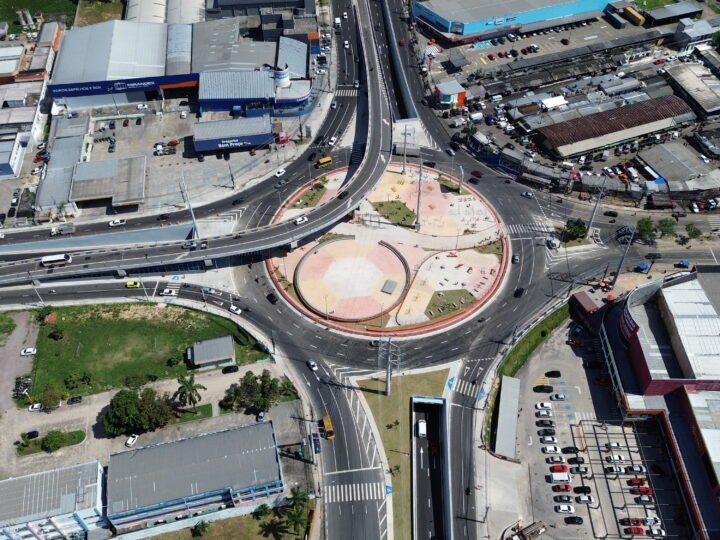 Complexo Viário Rei Pelé recebe manutenção na rede de drenagem