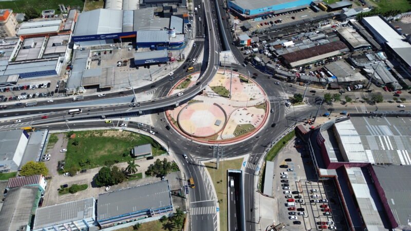 Complexo Viário Rei Pelé recebe manutenção na rede de drenagem