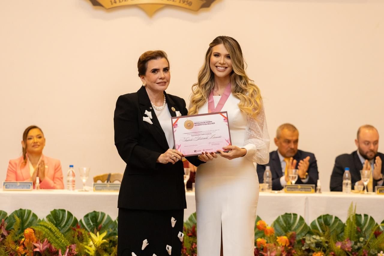 Izabelle Fontenelle é homenageada pelo TCE-AM com Medalha de Honra ao Mérito à Mulher