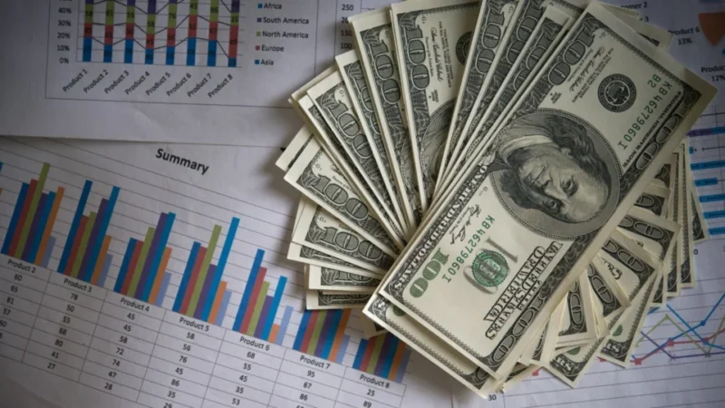 Queda do dólar impulsiona viagens e brasileiros batem recorde de gastos no exterior