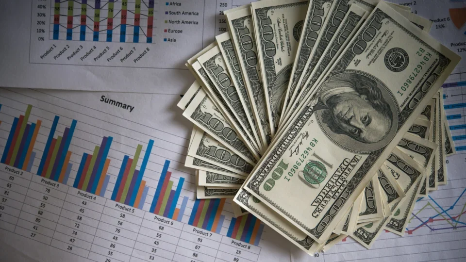 Queda do dólar impulsiona viagens e brasileiros batem recorde de gastos no exterior